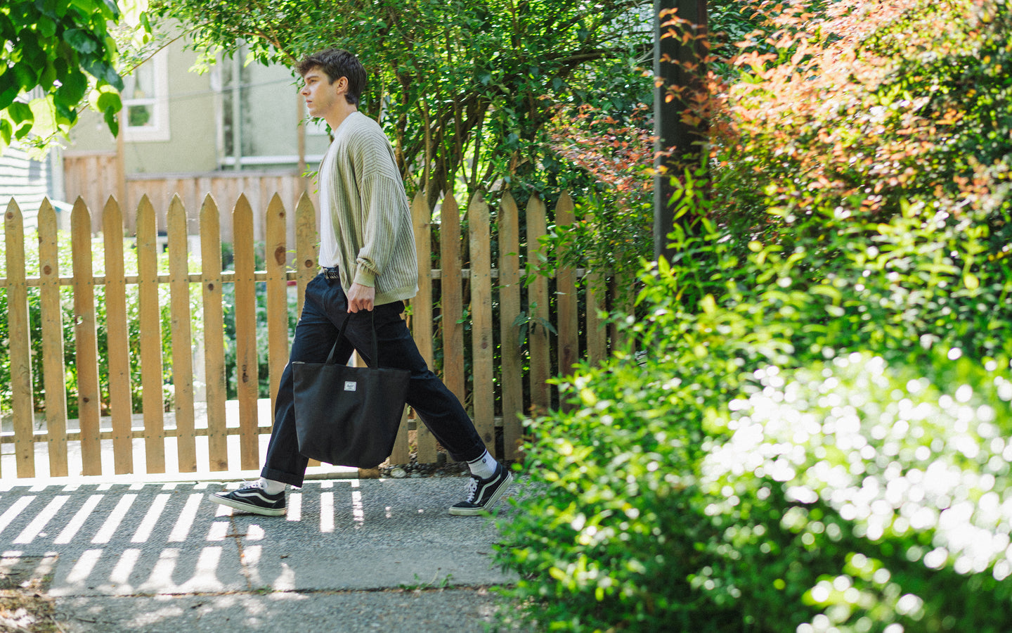 Herschel Classic Tote in solid black.